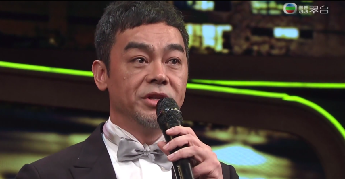 刘青云 金像奖影帝刘青云曾分享自己从未想过成为演员,原来从事邮差工作时遇见几位女士问他:你长得那么高为什么不考虑去当演员?而后偶然在和家人吃饭时看到电视上播送无线电视艺员训练班招生,在父亲鼓励下报名,正式被录取后开启了演艺之路。