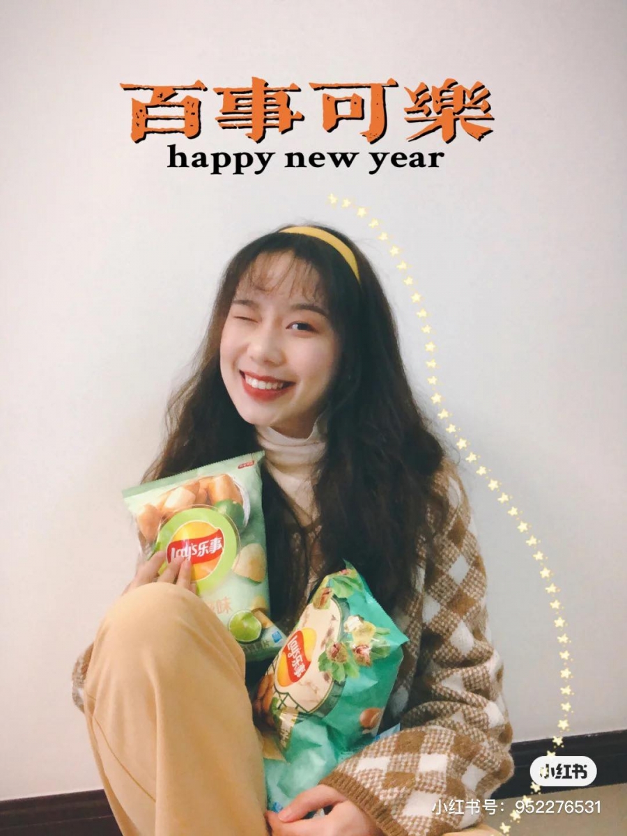 觉得上面的方法还是太复杂?那就在同一面白墙前,手里拿着年味满满的小道具、摆好Pose拍几张写真~上方留白位置可以用黄油相机添加花字即可!