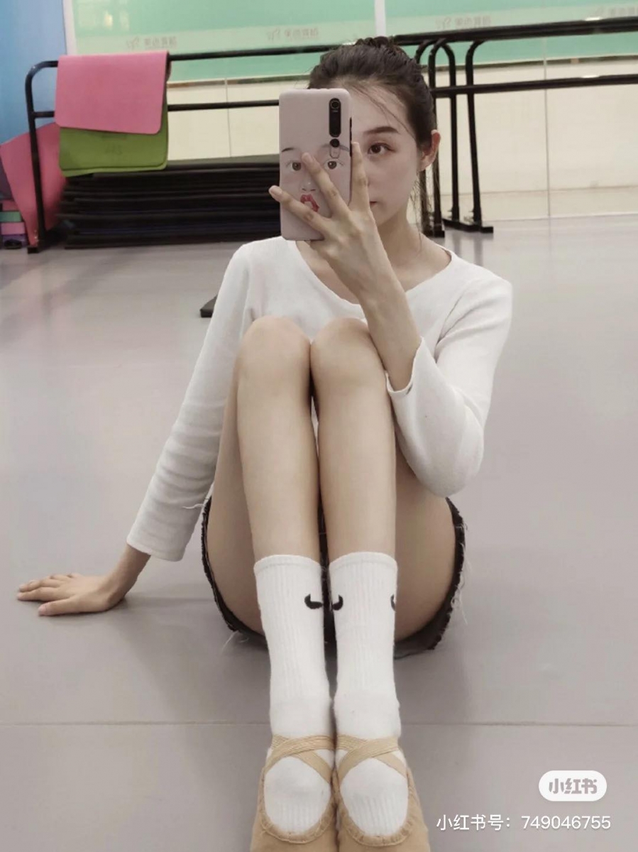 林林总总的瘦腿方法究竟哪一款才有效?成功从“舞蹈班中最粗的腿”瘦成“和胳膊一样纤细的细直美腿”的舞蹈艺考生 @ 韩含 ,不久前在小红书上分享了北京舞蹈学院舞蹈老师教给她的「瘦腿笔记」,其中集合了瘦腿操、瘦腿按摩和美化腿型技巧,无论是肌肉腿或脂肪腿都可以坚持锻炼!