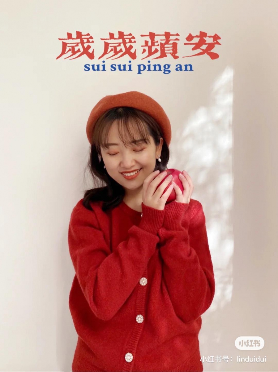 觉得上面的方法还是太复杂?那就在同一面白墙前,手里拿着年味满满的小道具、摆好Pose拍几张写真~上方留白位置可以用黄油相机添加花字即可!