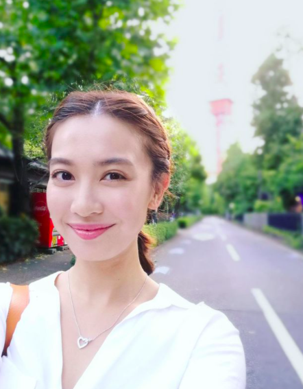 朱千雪 女神朱千雪于加拿大西门菲莎大学主修商业和传理,毕业之后回到香港工作,曾担任过2年的行政助理,之后于2012年参选港姐收获季军。她在2015年下半年向无线电视请假一年,修度香港中文大学企业传播社会科学系硕士并于2016年毕业;2016年9月修度香港城市大学法律博士学位,去年底完成3个月的实习加入香港大律师公会执委的Denis Chang‘s Chamber,正式成为大律师、负责民事与刑事诉讼。