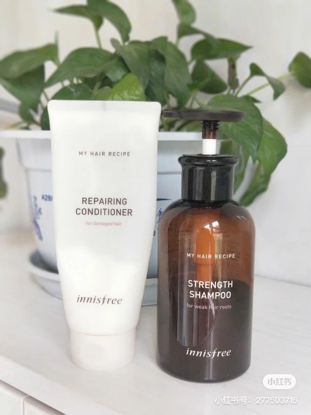 INNISFREE Strength Shampoo 棕瓶洗发水 烫染受损干性发质可以选用这款Innisfree家的「棕瓶洗发水」~味道是特别清新的草本香,搓揉成细致泡沫涂抹上头皮瞬间能感受到薄荷凉感,舒缓头皮不适的同时也能修护受损秀发。(RM39.90 / 300ml)>>> 【点击查看购买链接】