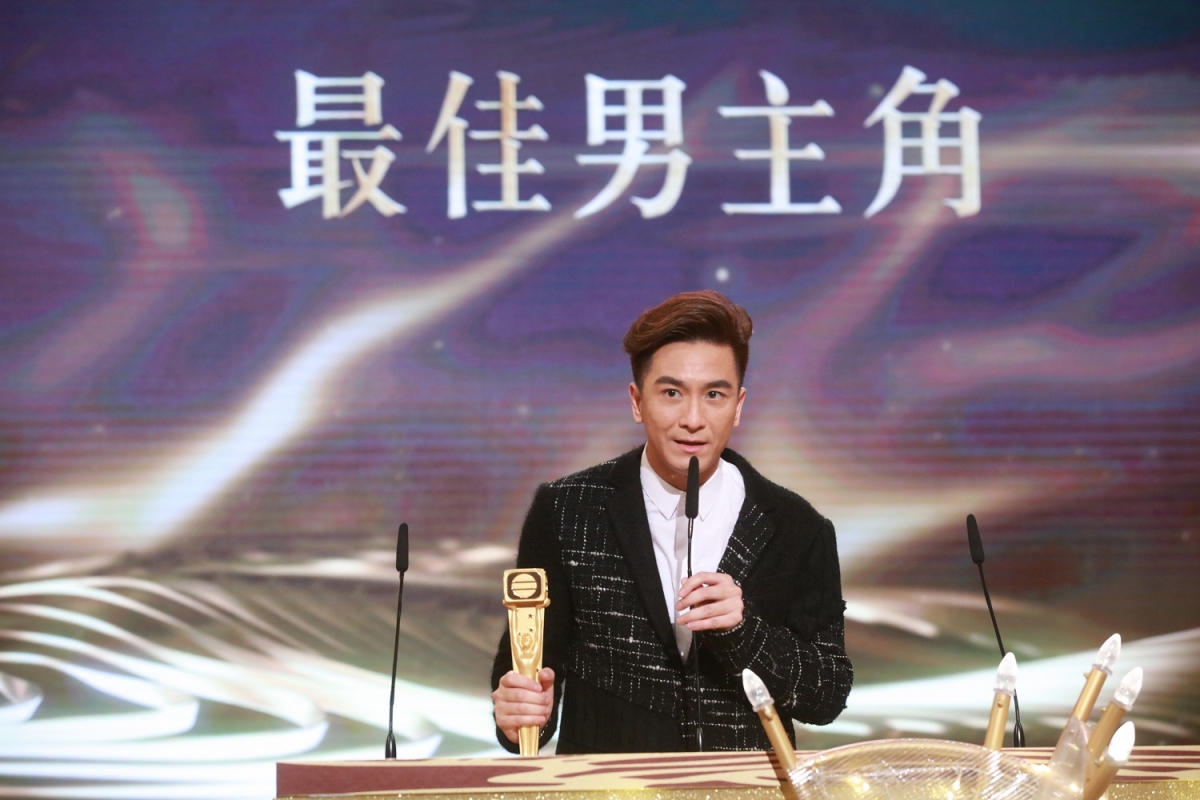 马国明 观众缘极佳的马国明中三毕业后与家人移民加拿大,在英属哥伦比亚大学修读机械工程学士学位,在学期间参加话剧团培养了演艺兴趣。1999年全家回港后,他的首份工作任职于一家玻璃幕墙公司、负责监督工程;后来正值亚洲金融风暴时期求职受阻,寄出6、70封求职信后最终收到了一封于其机械工程专业完全无关的回信 - 无线电视艺员训练班录取通知,同期训练班同学有吴卓羲、叶璇等。