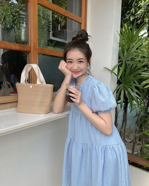 相信很多女生都有包包脸、小圆脸困扰~用长发遮遮掩掩容易看起来披头散发,把头发扎起来又很凸显脸大?今天来给Girls分享3款日常必备发型「显脸小」绑法,步骤非常简单保证手残党妹纸们也能轻松学会!