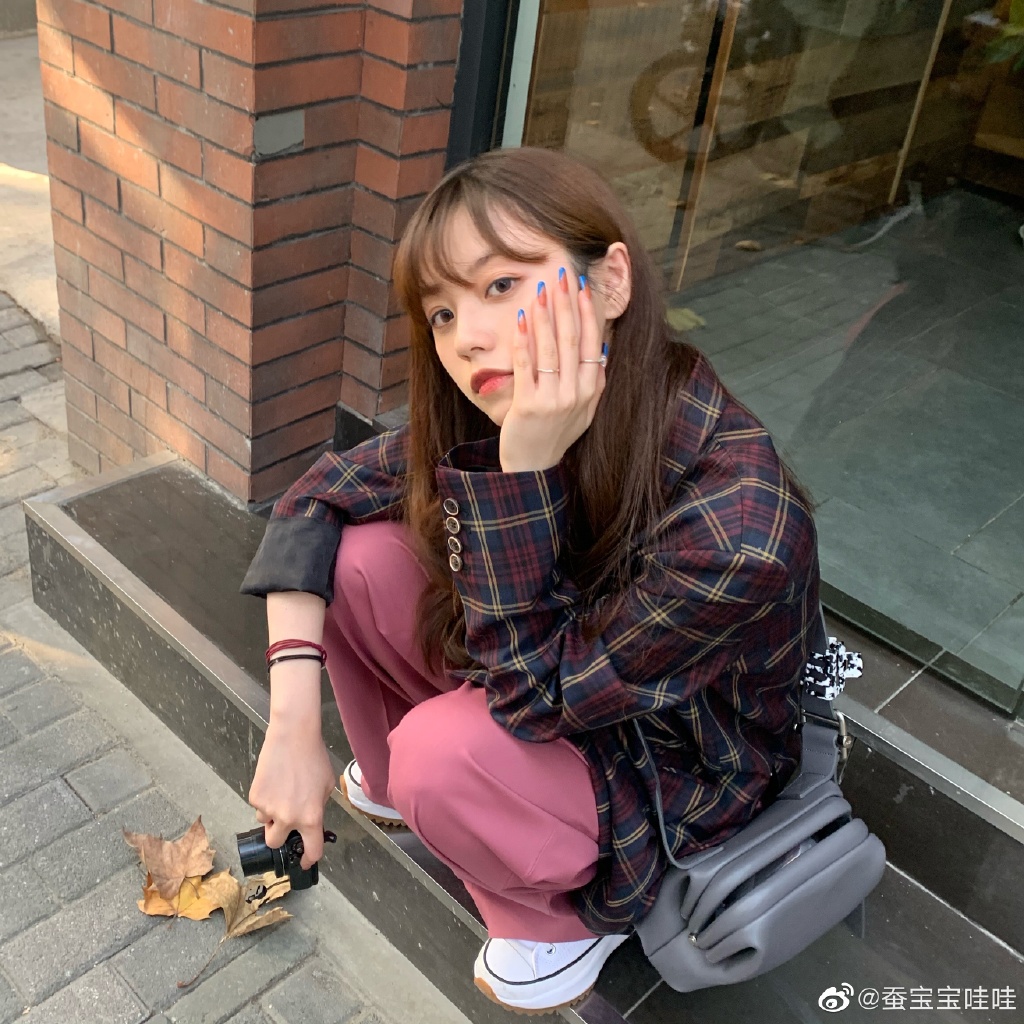 Tips 5 :掌控每日饮食时间  早上8点吃早饭的话,基本下午4-5点左右起就不会再进食;这样的间歇性断食法不少女艺人都推荐,不仅能确保身体有足够时间完成带些消化工作,固定餐饮时间也是特别健康的日常习惯哦!  Tips 6 :不爱运动?「走」起来!  蚕蚕说自己从小就和很多女生一样不爱运动,激烈暴汗运动做不来,那就用最基础的「走」完成每日运动量~比如她每天会固定到操场竞走一个小时左右,保证在40分钟以上才能达到卡路里的消耗。