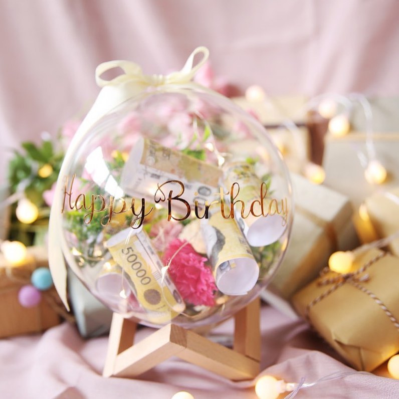 # 现金气球花束 貌似去年开始兴起「透明气球花束」热潮,比起一般鲜花簇簇的花束更具新意~气球中除了可以托店家放入鲜花、迷你灯饰,还可以塞入现金钞票,瞬间实用度大暴增啊(笑)