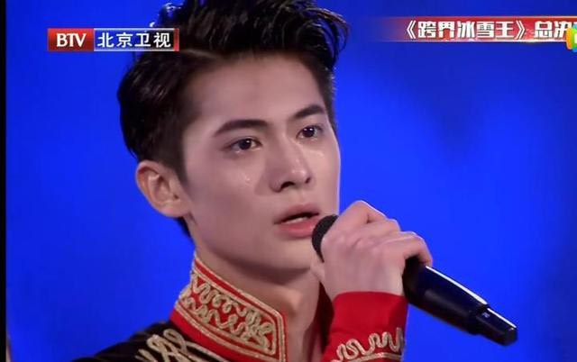 除了唱跳实力不凡,梁森此前也参演过多部影视作品,其中包括杨洋主演的《全职高手》、杨幂主演的《扶摇》,以及去年在《悍城》中饰演的光头反派成俊森;表现有记忆点、颜值和实力都很能打,成团出道备受看好!网民扒出的「有头发的梁森」考古照帅气值令人惊艳,编儿觉得有点韩剧男神车银优的feel呢!