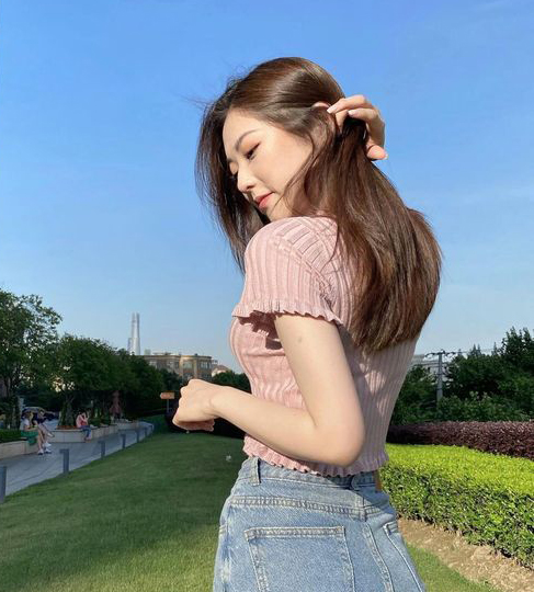 # 普通女生养成精致和高级感 TIPS 2 ：头发是你的「第二张脸」 日常除了要照顾好「门面担当」脸部肌肤，你的「第二张脸」秀发的状态也要时刻保持良好，才能体现精致女孩该有的高级感。