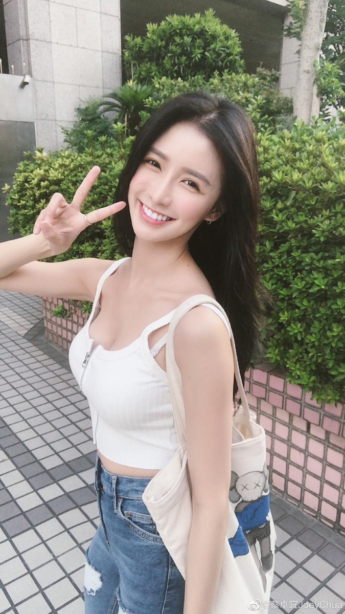 但使用美白牙贴须注意,一年建议使用两次疗程就好,主要用于急救美白,不适合日常频繁使用;且每次贴牙贴一定要跟足使用说明上的建议时长,否则贴超时易伤害牙齿。