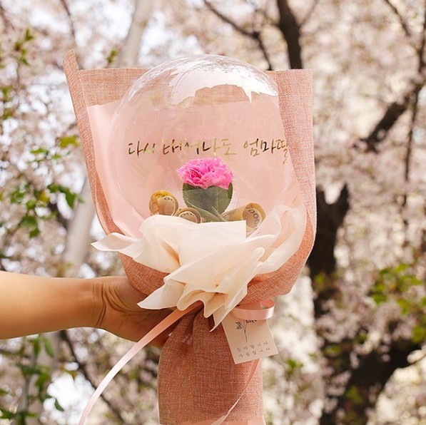 # 现金气球花束 貌似去年开始兴起「透明气球花束」热潮,比起一般鲜花簇簇的花束更具新意~气球中除了可以托店家放入鲜花、迷你灯饰,还可以塞入现金钞票,瞬间实用度大暴增啊(笑)