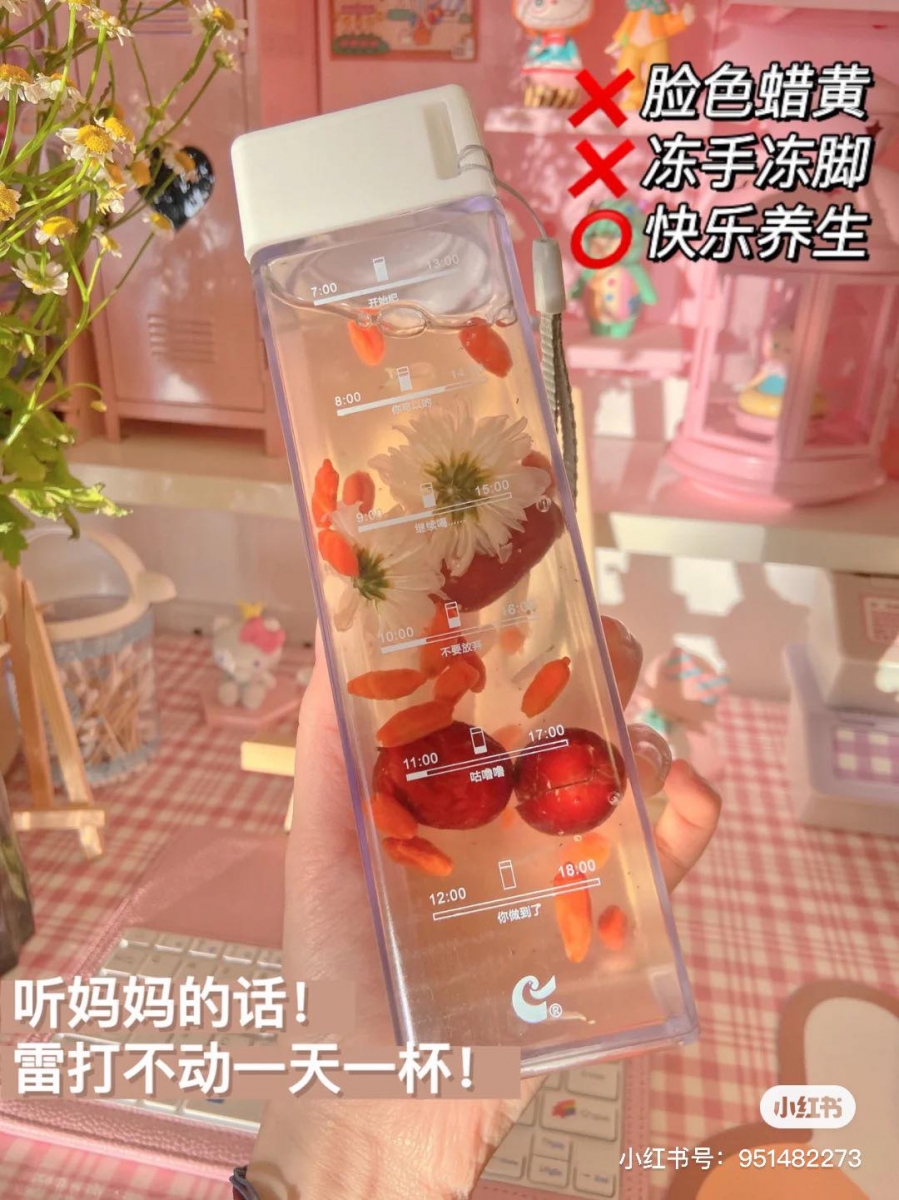 菊花红枣茶 ✨ 材料:菊花、红枣、甘蔗冰糖、枸杞 (热水闷泡即可) 护眼养颜的这款花茶特别推荐给经常对着电脑、常熬夜的学生党和工作党,可以帮助护眼明目、养血安神。