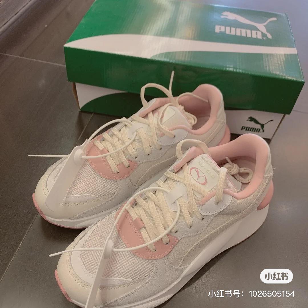 PUMA RS 9.8 Space Trainers 粉白色 同样是特别女孩感的一双清新粉嫩配色,粉色控一定不能错过喽!这么?️的配色用来当情人节礼物是非常不错的选择呢~