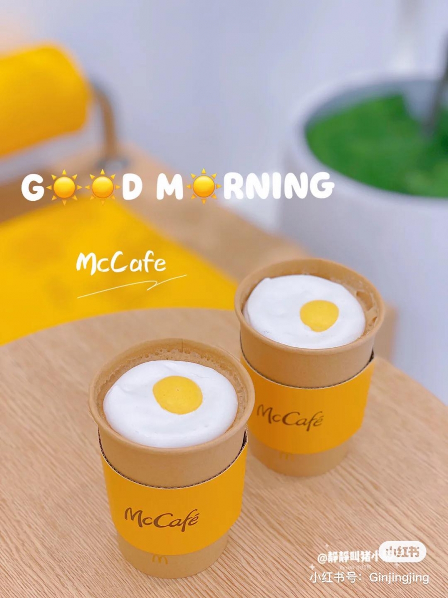 全球各地的麦当劳除了常有小朋友和大人都忍不住狂收藏的可爱模型或小玩具,菜单也经常配合季节、节庆或流行趋势增添限定款新成员~比如近期这款「荷包蛋」网红造型拿铁咖啡就掀起了超狂热议,可爱到让人难以下嘴啊(笑)
