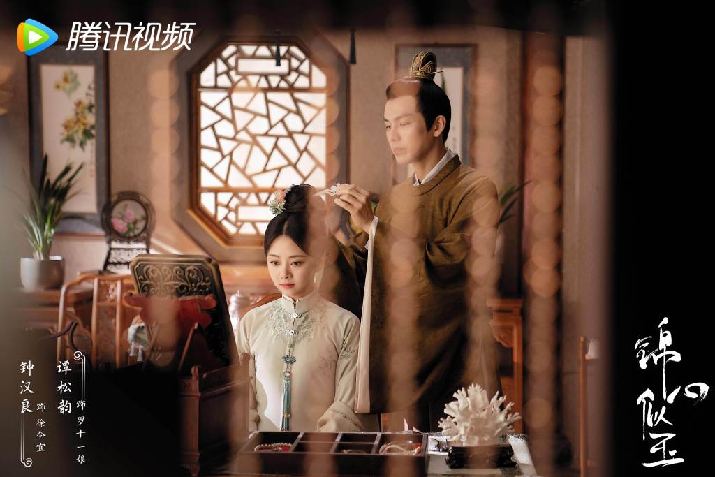 《锦心似玉》剧情改编自小说《《庶女攻略》,讲述庶女十一娘和相差十几岁的永平侯大将军徐令宜成亲,聪慧坚毅的她凭借努力日渐收获徐府上上下下的信任,也让徐令宜对她日渐动心。俩人在携手面对风雨化解重重危局间先婚厚爱、相知相许,共同书写传奇人生。