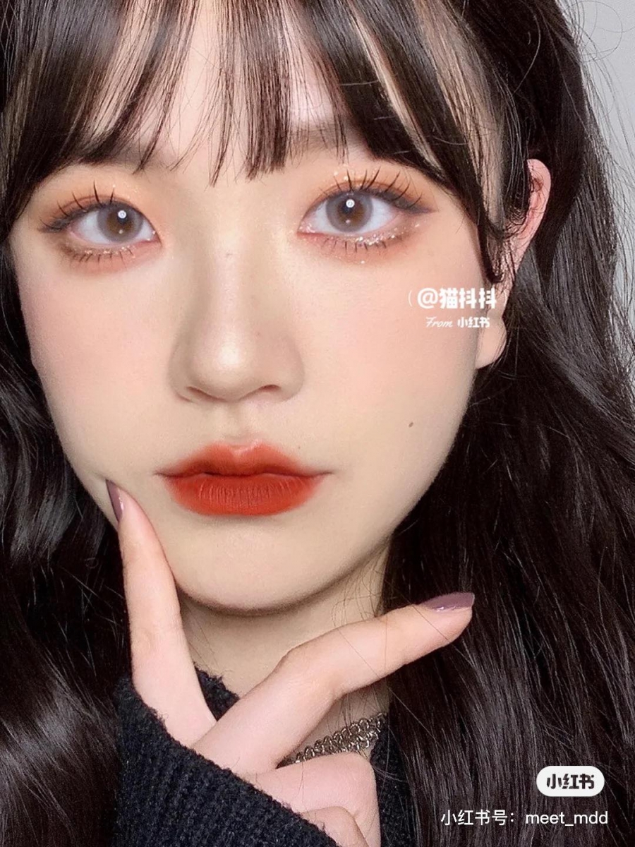 同场加映Tips:上述这款超百搭眼妆无论是节庆、聚会、约会都非常合适!如果想要和上班Look更适配,步骤四的亮片可以改用低调一点的款式、步骤六的卧蚕妆感可以选用低调一点的浅棕调雾面色。