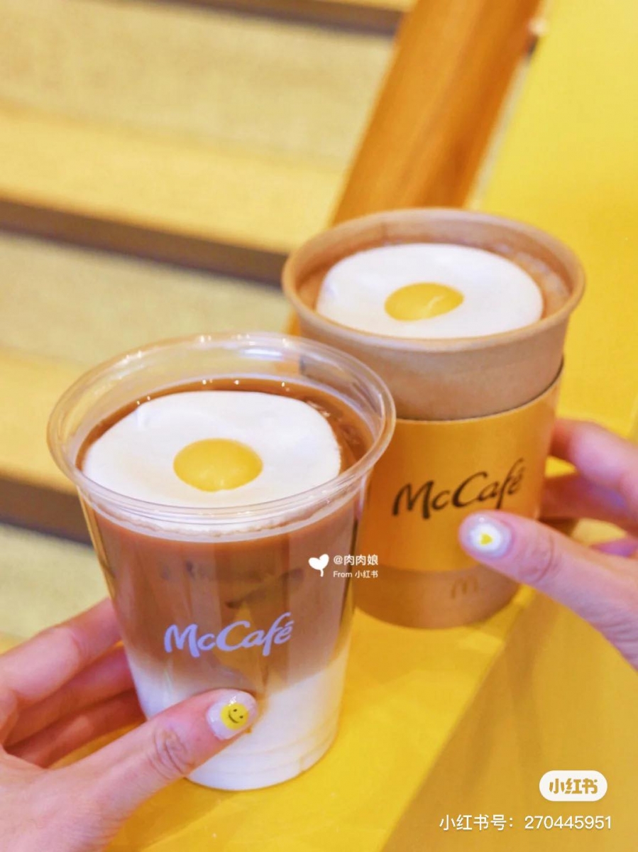 全球各地的麦当劳除了常有小朋友和大人都忍不住狂收藏的可爱模型或小玩具,菜单也经常配合季节、节庆或流行趋势增添限定款新成员~比如近期这款「荷包蛋」网红造型拿铁咖啡就掀起了超狂热议,可爱到让人难以下嘴啊(笑)