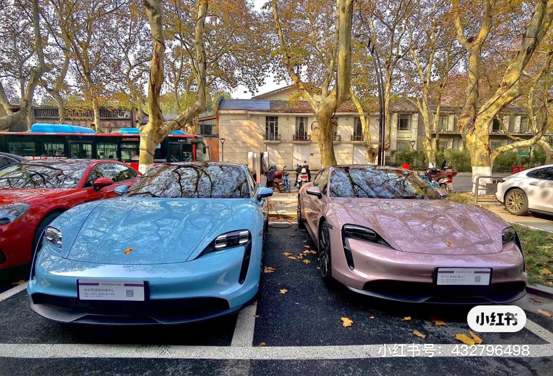 上述TAYCAN车款最基础配置售价约RM58万起,目前在大马PORSCHE官网上就能查看详情啦~感兴趣不妨前往看看;和编儿一样只能望梅止渴的Girls也可以将之视作努力工作的动力,争取有朝一日也能给自己买一台保时捷啊 ♡