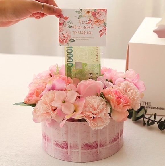 # 现金花束塔 想要花束看起来“澎湃“一些,也可以考虑送精美的花束塔~底座的托儿换成有小抽屉、可抽拉出钞票的设计,即梦幻又实在 ?