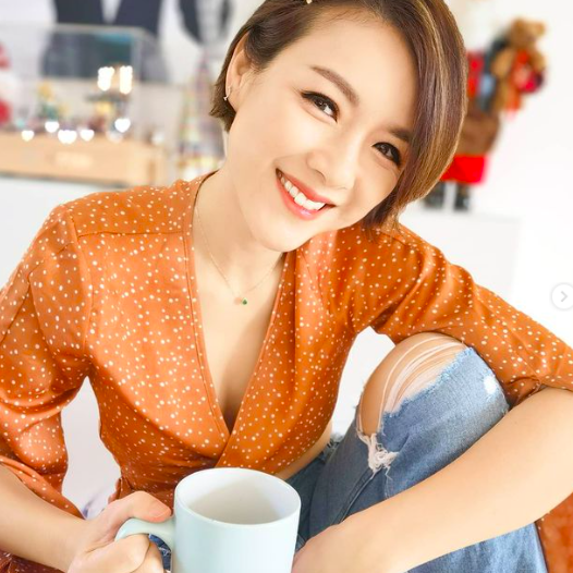 陈茵媺 陈豪太太Aimee陈茵媺于加拿大出生,曾在当地的Super Starz Search Modeling大赛获得冠军,但为了学业放弃签约当模特儿的机会。她在多伦多安大略艺术设计学院烤火设计学位,曾经任职平面设计师和视觉艺术师,并在回港筹备参选港姐期间在国际学校任教,教授英语学科。