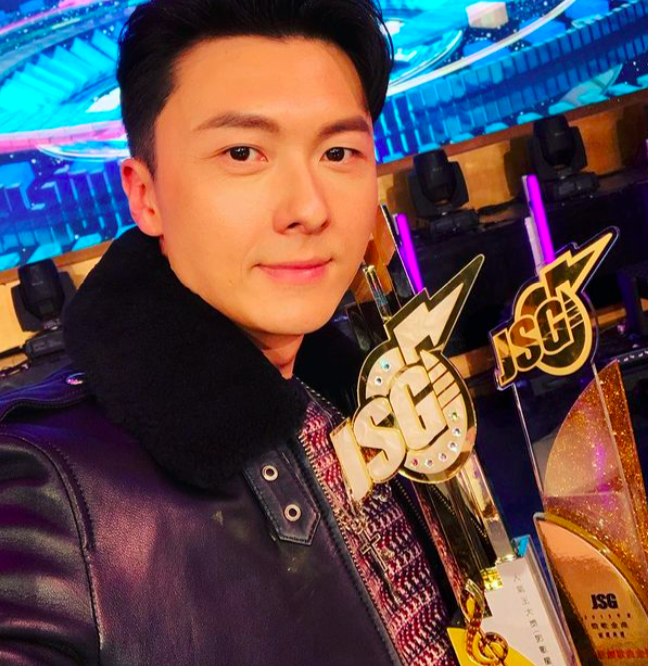 王浩信 今年初再度拿下视帝殊荣的王浩信,正式进入演艺圈以前其实是一位平面设计师。王浩信的出道经历也蛮特别的,据知当时他为入行前一次唱卡拉OK被经理人发觉,试音过关后正式签约成了歌手。后来唱片公司约满后加入无线电视展开演员事业。