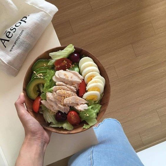 Tips 3 :降低碳水比例  除了饭量减少以外蚕蚕也从降低其他碳水化合物摄取着手,同时可以适量提高优质高蛋白摄入,以防止分解肌肉/降低身体基础代谢。  Tips 4 :改变烹饪方式  平日的菜肴尽量以蒸煮、水煮,以及少油少调料为主~比如可以参考一些好吃又简单准备的(减脂餐做法 ),有条件的话也可以点健身餐确保荤素搭配得当、均衡摄取所需营养。