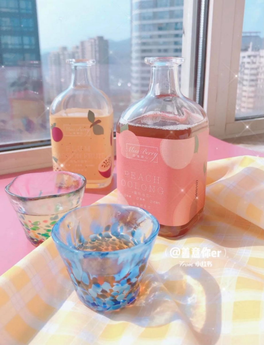Miss Berry 贝瑞甜心微醺果酒 甜甜的果香融入酒里、低酒精浓度好喝不易醉~小红书上最多博主推荐蜜桃乌龙果酒口味,以及梅梅百香果口味。前者推荐加入苏打水、菠萝片,清甜中带着淡淡乌龙茶般的回甘;百香果酒可以加入百香果果肉和青柠片,再添加雪碧营造非常夏天feel的清新口味。(RM75 / 300ml)>>> 【点击查看购买链接】