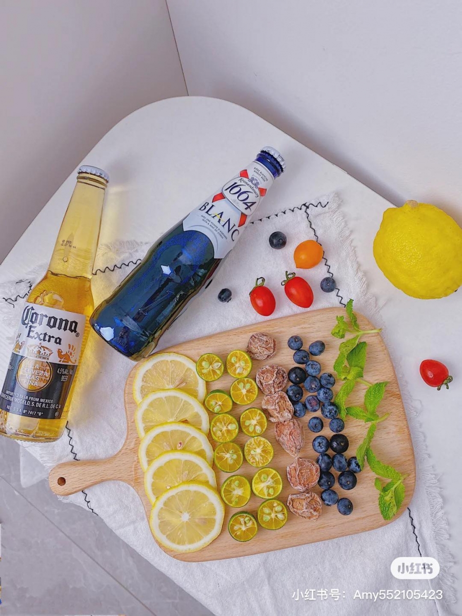 1664 Kronenbourg 啤酒 + 网红喝法 相比起其他品牌的啤酒,编儿和身边的女生朋友们都觉得1664啤酒自带一阵淡淡的香味,口感和口味都比较清新不会很冲~不妨可以试试这种网红喝法:加入柠檬、桔子、酸梅、适量薄荷叶,以及喜欢的水果如蓝莓、菠萝,放入冰块后倒入1664啤酒浸泡一下即可,口味真的非常赞、一定要试试!(RM150.88 / 320ml x 24罐)>>> 【点击查看购买链接】