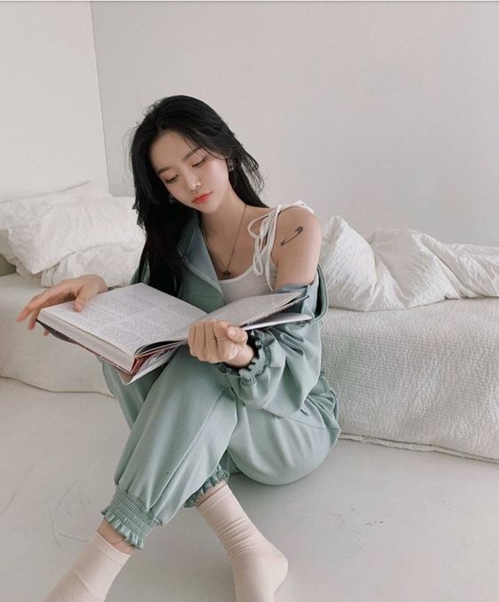 费曼学习法 费曼学习法是世界公认最高效的学习法之一,20分钟即可深入了解知识点。首先明确一个学习目标,假设自己是老师需要给学生讲解这个重点知识。当遇到记忆模糊的部分时重新回到课本或PPT上,重新学习一遍加深记忆和理解,再简化成自己的语言把这整段重点知识复述给自己听教会自己。
