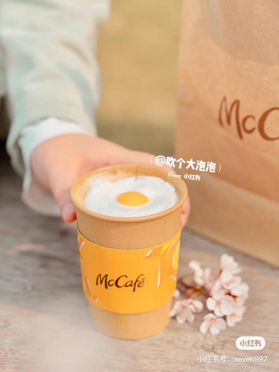 随便怎么拍都超好看的「荷包蛋拿铁咖啡」,根本就是咖啡界最具人气网红般的存在!相信不爱喝咖啡的朋友也会忍不住为其颜值沦陷 ? 敲碗希望马来西亚麦当劳也能推出这款可爱度破表的拿铁咖啡啊~