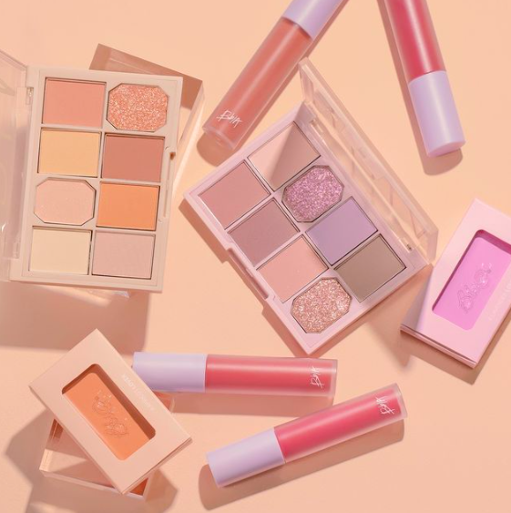 Bbia Love Series 2021春夏系列 春夏季韩妆新品的粉嫩嫩配色相信很多女生都和编一样沦陷到无法自拔(笑)比如Bbia家这季的Love Series主打软糯糯feel的薰衣草色系和燕麦牛奶色系,丝绒唇釉磨砂管身+柔紫色细节别提有多好看 ♡ 根本完美长在了紫色控的审美点上有木有~(RM43.90 ~ RM92.90)>>> 【点击查看口红购买链接】/ 【点击查看眼影盘购买链接】