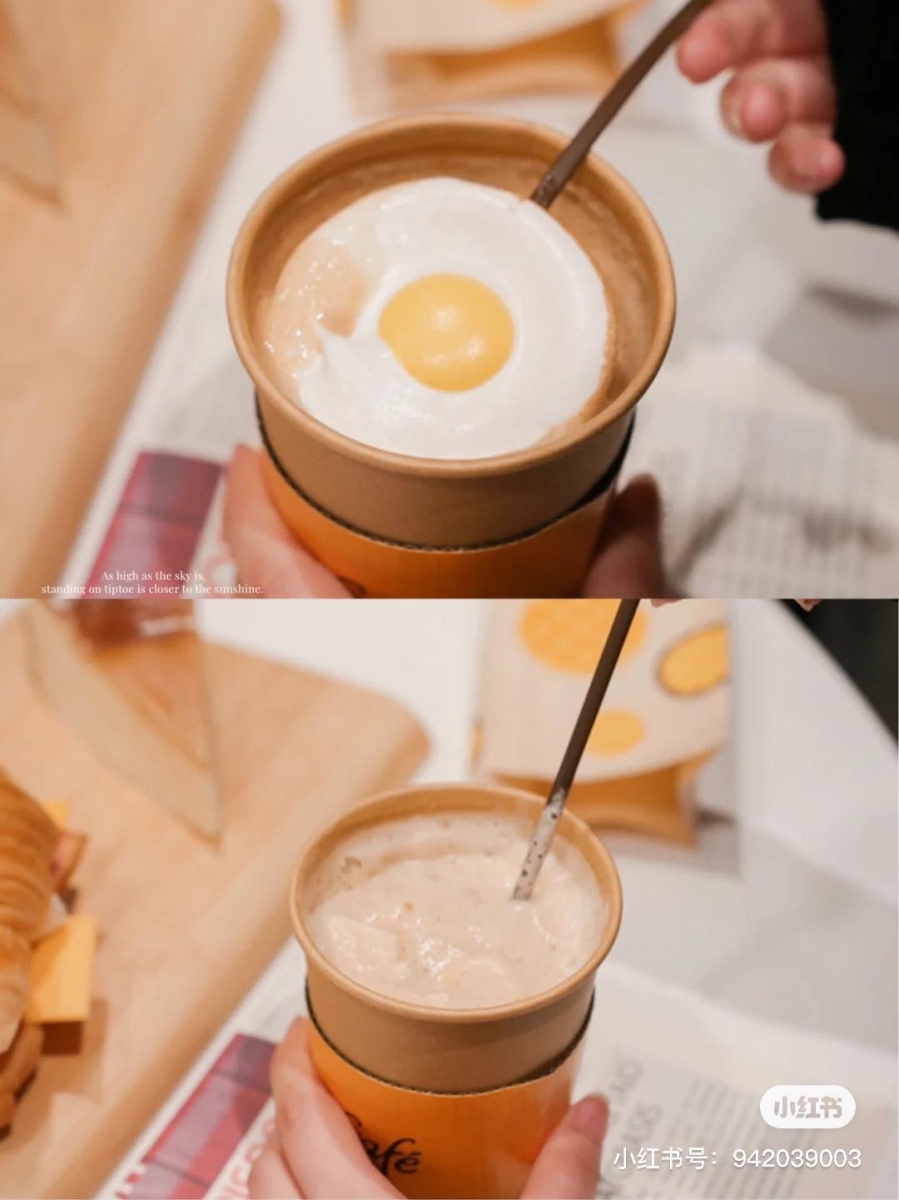 可以一口香醇咖啡、一口香酥蛋白霜饼干慢慢享受;抑或是让蛋白霜饼干继续放置在咖啡上渐渐融化,咖啡滑顺口感和甜度UP!