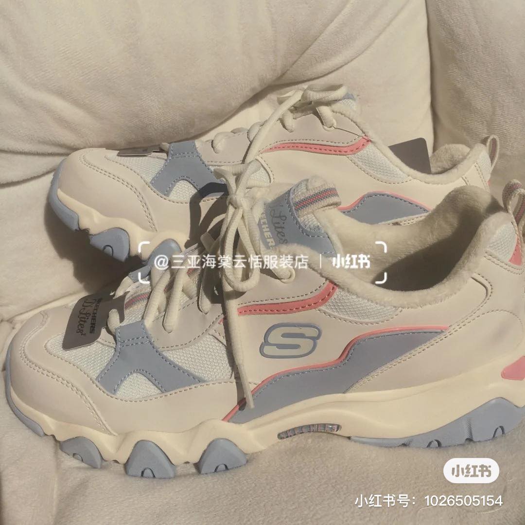 SKECHERS D Lites 冰淇淋色 在SKECHERS天猫旗舰店有在发售的这款「冰淇淋」色系D‘ Lites ,鞋面是奶霜白 x 宝宝蓝配色,其中在缀以少许桃粉色,清新感十足!