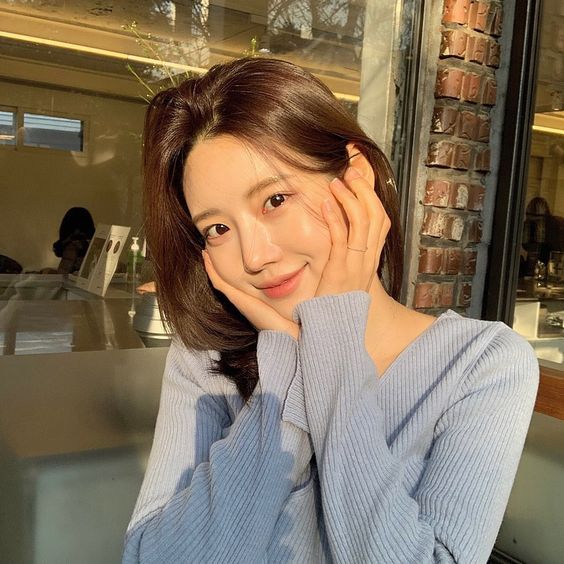 # 普通女生养成精致和高级感 TIPS 1 ：干净肌肤是你浑身上下的「门面担当」 保养最基础且重要的步骤，就是将「保湿」和「锁水」做好！日常保养最担心就是太多瓶瓶罐罐、用上脸竟然还超无感～