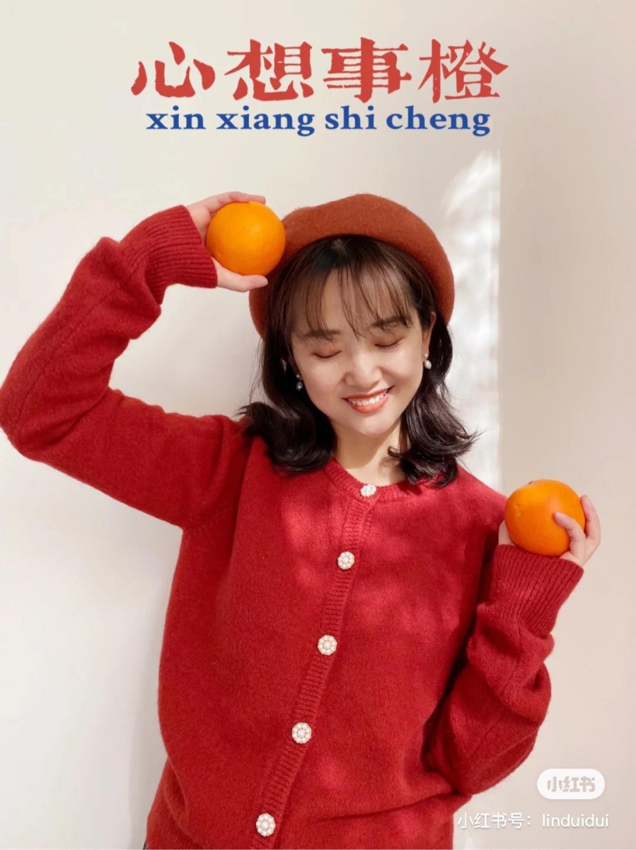 觉得上面的方法还是太复杂?那就在同一面白墙前,手里拿着年味满满的小道具、摆好Pose拍几张写真~上方留白位置可以用黄油相机添加花字即可!