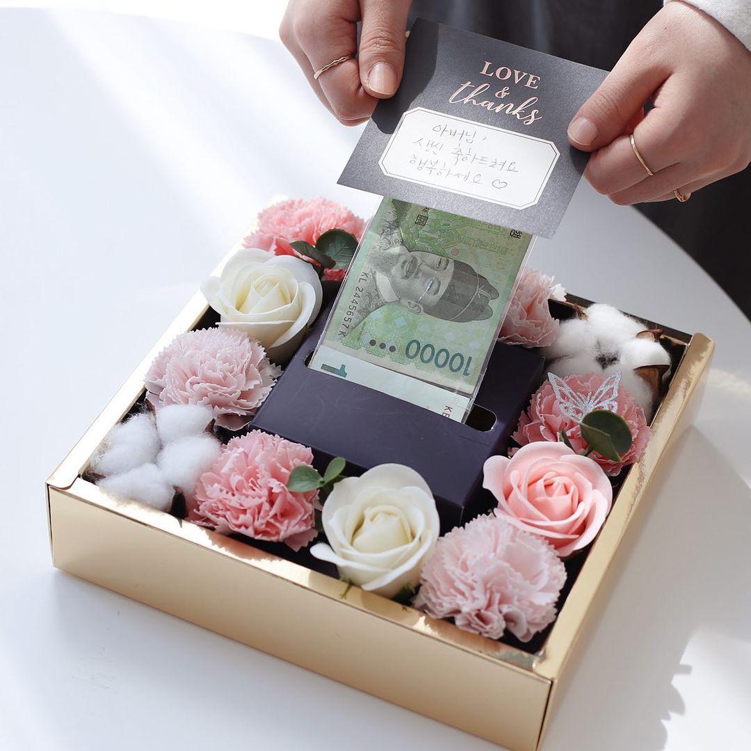# 现金鲜花盒 即是礼盒、又有浪漫花朵,里面还藏了超实用现金钞票,这款是本篇选礼提案中编儿的私心最爱!❤️