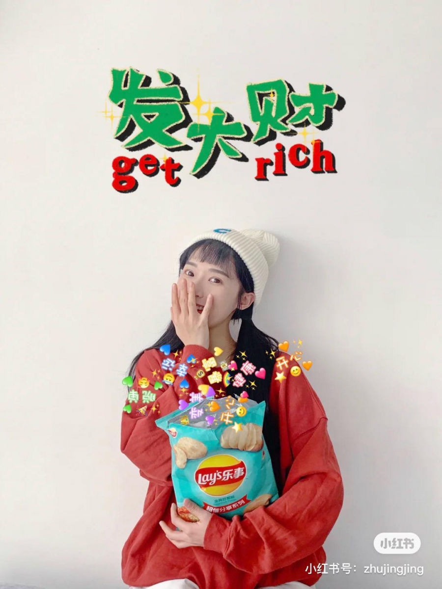 此外也可以试试用饮料瓶、薯片袋等发挥创意拍摄,后制成贴纸、新年祝福从零食喷洒出来即视感~