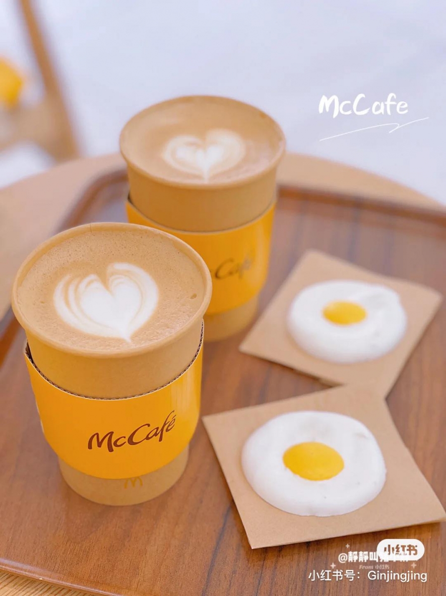 可以一口香醇咖啡、一口香酥蛋白霜饼干慢慢享受;抑或是让蛋白霜饼干继续放置在咖啡上渐渐融化,咖啡滑顺口感和甜度UP!