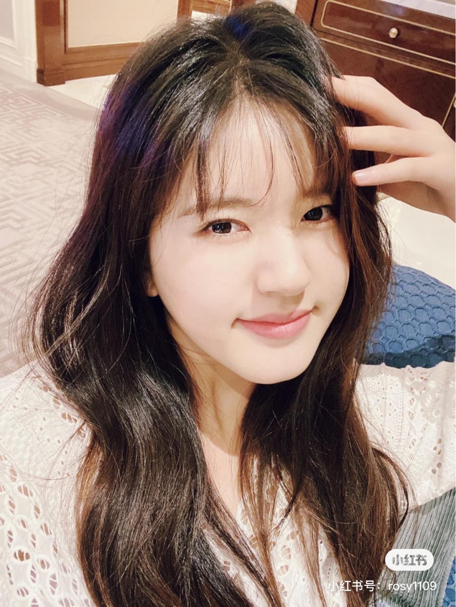 洗头正确步骤(二) 使用介于38-40摄氏度温水将头发头皮冲洗干净,至少用时「2分钟」仔细冲洗。要确保头皮有被清洁干净,建议这个步骤多重复一遍,共洗头2次。