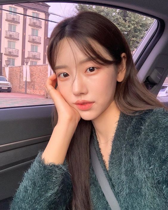 B5霜用途 # 5 :医美恢复期、换季肌肤干燥龟裂修复保养 医美修复期或肌肤非常干燥不适的话,可以将B5霜搭配玻尿酸精华液薄涂当面霜使用。高封闭性特质可以让玻尿酸的锁水能力更好发挥,缩短肌肤恢复期,帮助维稳+良好修复皮肤。 B5霜用途 # 6 :急救唇炎、唇部干裂脱皮 成分安全的B5霜不仅宝宝孕妇适用,当唇部保养也完全OK~饱受唇炎、唇部干裂脱皮困扰的Girls不妨试试用B5霜涂抹在唇部促进修复。