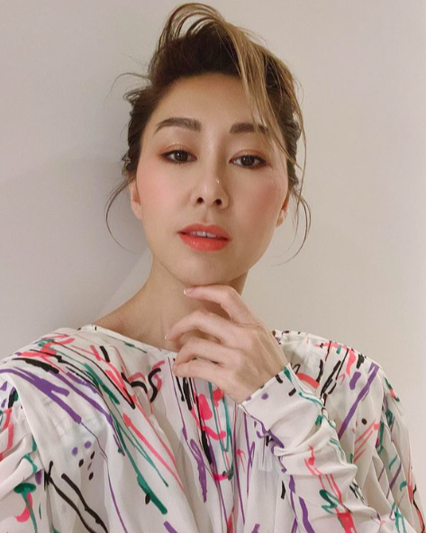 胡定欣 TVB视后胡定欣入行前曾任职过秘书工作,因为很喜欢唱歌所以在1999年参加了无线电视举办的《全球华人新秀歌唱大赛》,最终入围4强。2001年她参加TVB Cover Girl选拔赛获得总冠军后加入无限电视艺员训练班,还未毕业便被监制相中出演《冲上云霄》马德钟妹妹一角。之后Nancy一路从过镜角色演到配角、最终晋升到一线当家花旦地位~