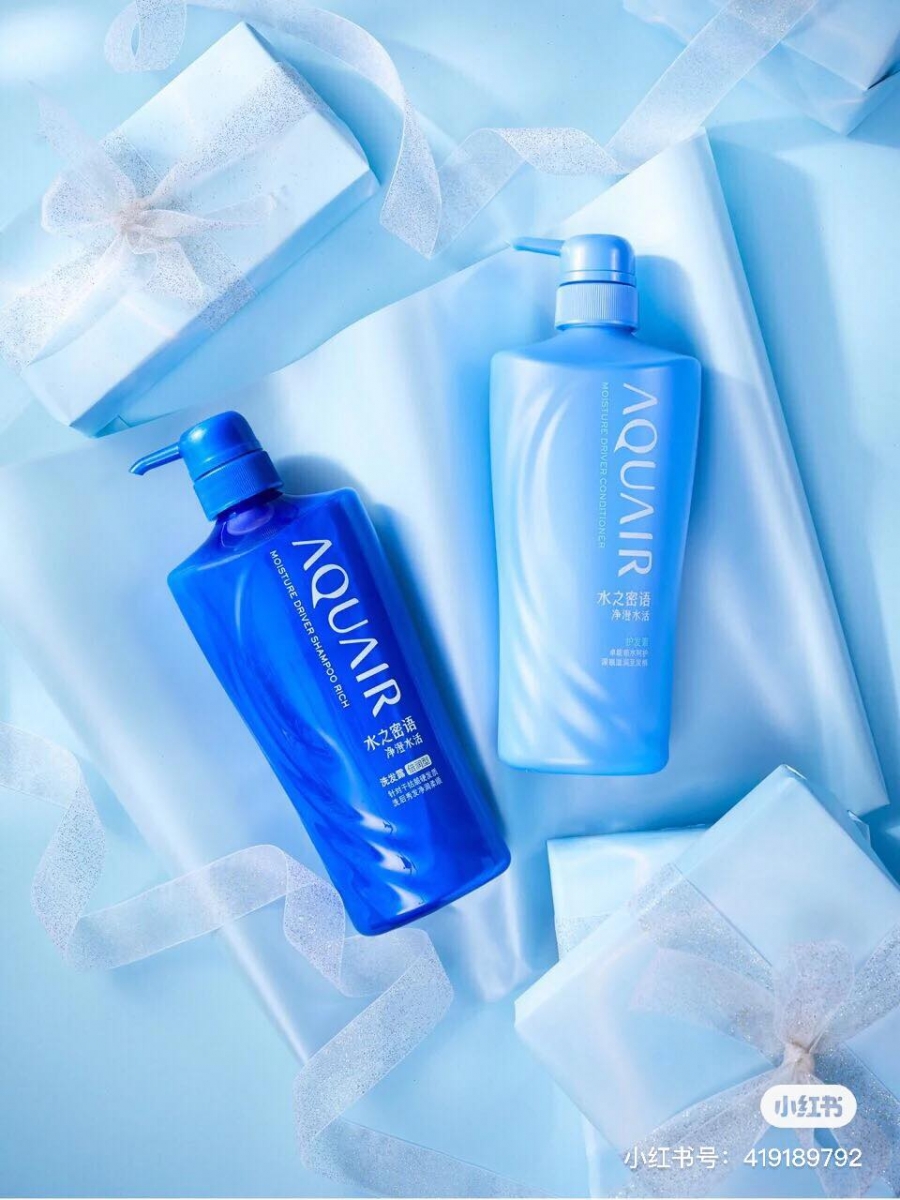 AQUAIR The Water Revitalizes Shampoo Oil Control / 阿葵亚净澄水洗发水 日本资生堂旗下的阿葵亚AQUAIR净澄水洗发水分为控油款(RM36.34 / 600ml) >>> 【点击查看购买链接】和保湿倍润款(RM36.34 / 600ml) >>> 【点击查看购买链接】。前者针对中性和油性头皮打造,可清爽呵护头皮健康有效控油;后者倍润型则适合干枯脆硬发质Girls使用,倍润呵护直达发芯、完美拯救干枯毛躁发。