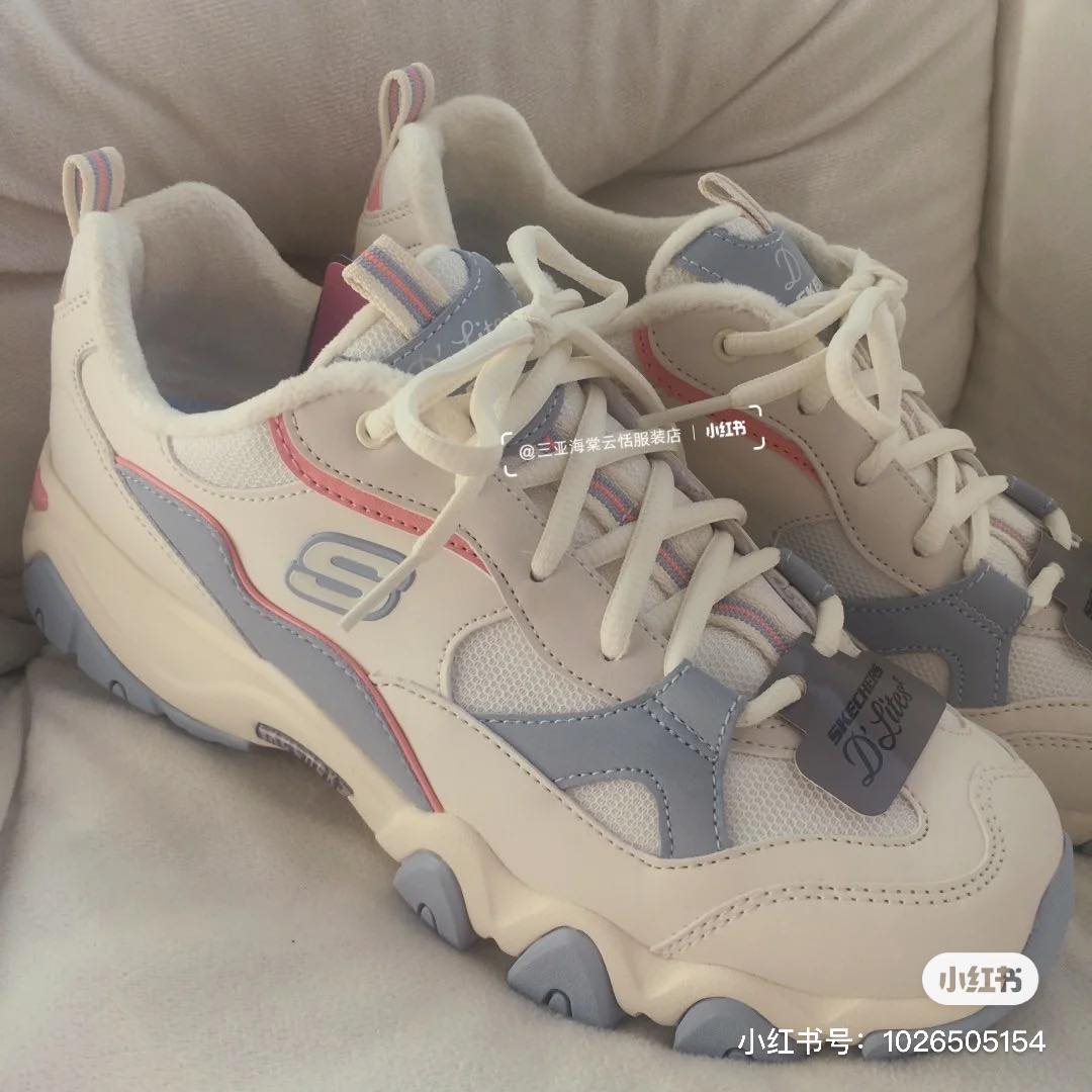 SKECHERS D Lites 冰淇淋色 在SKECHERS天猫旗舰店有在发售的这款「冰淇淋」色系D‘ Lites ,鞋面是奶霜白 x 宝宝蓝配色,其中在缀以少许桃粉色,清新感十足!