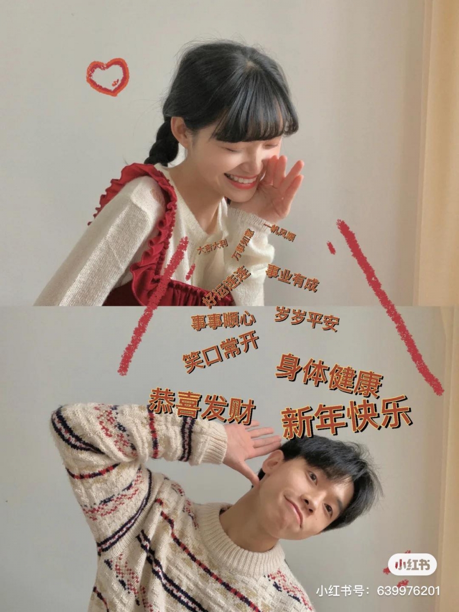 情侣照也能发挥满满创意~提前想好构图和默契互动动作,个别分开拍摄好后上下/左右拼接起来,加入适合的可爱贴纸元素;远距离恋爱的情侣也能拍出伪同框美照撒糖!