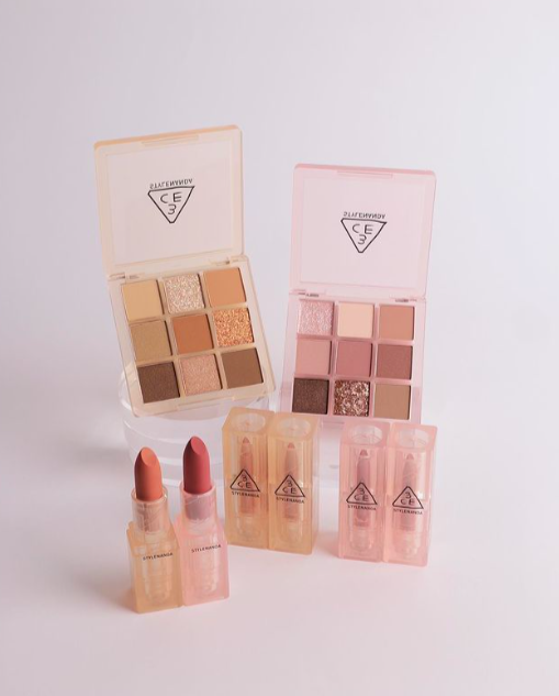 3CE Clear Layer Warm & Cool 系列 2021春季主打的Warm & Cool系列推出了眼影盘和口红~# Butter Cream 暖色系眼影盘比较偏橘棕色、 # Some Def 冷色盘则比较偏冷紫调,后者适合喜欢玩妆或皮肤较白的Girls~Clear Layer系列的亚克力包装向来很有质感,这次的口红外盒是带底色的透明系,让不少美妆博主高呼:绝绝子!♡ (RM75 ~ Rm163)>>> 【点击查看口红购买链接】/ 【点击查看眼影盘购买链接】