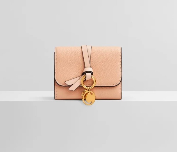 # 粉色钱包推荐:Chloé Alphabet Small Tri-Fold 短款钱包 蜜桃粉色设计超戳少女心,金属小环扣的设计瞬间优雅气质UP!