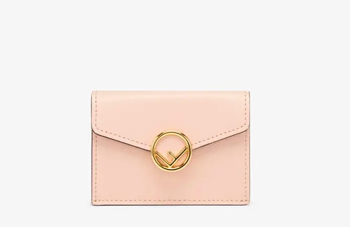 # 粉色钱包推荐:FENDI Micro Trifold 短款钱包 裸粉色钱包搭配金属饰扣,简洁柔美中不失高贵感~