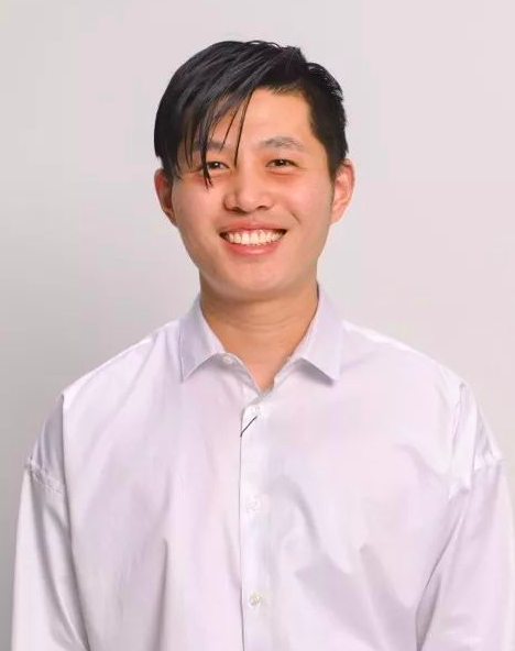 ☑️ 眉毛是全脸最重要的「点睛之笔」 比如下面这位男生五官方面没有太大的硬伤,比较需要改造的是:毛流感稀疏而凌乱的野生眉、明显的黑眼圈、油油没整理好的刘海和穿着部分~