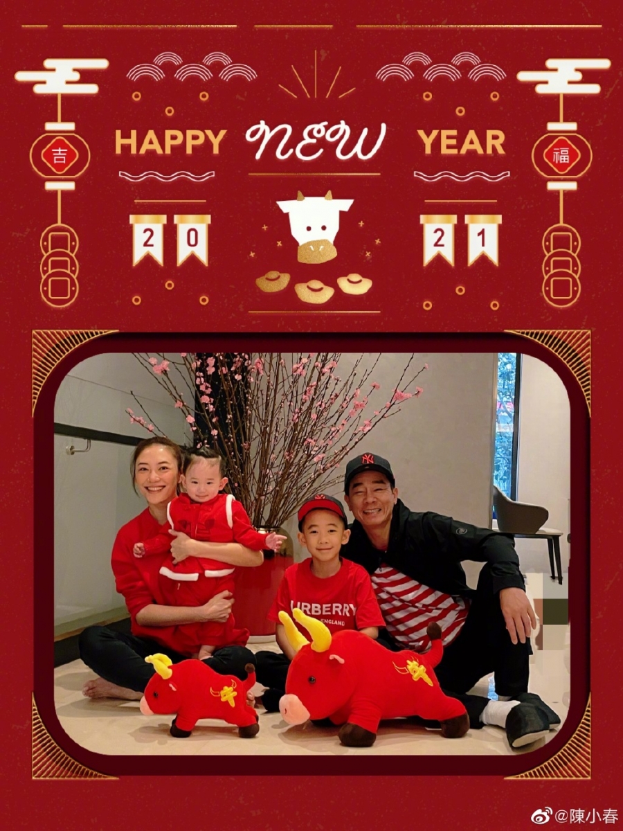 适逢今天大年初一,不酷爸爸陈小春稍早前也上传了一家四口温馨全家福,配文「恭喜发财、身体健康、龙马精神、步步高升」恭贺新春 ㊗️ 其中最亮眼的,莫过于陈小春应采儿夫妇首度曝光了二胎小儿子Hoho的正面照!