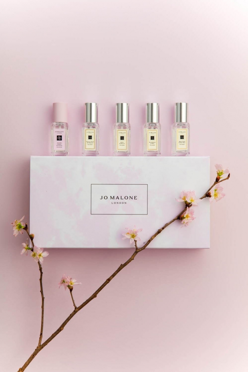 Sakura Cherry Blossom 2021限定系列据知除了有300ml、100ml可选,还会推出5入迷你装礼盒! 礼盒中包括迷你装樱花香,以及Jo Malone旗下最热销的几款香水:English Pear & Freesia 英国梨与小苍兰、Wood Sage & Sea Salt 鼠尾草与海盐、黑莓与月桂叶 Balckberry & Bay、虞美人与大麦 Poppy & Barley。可用于尝试混香,依据个人的香气喜好自行搭配出独树一帜的香味。