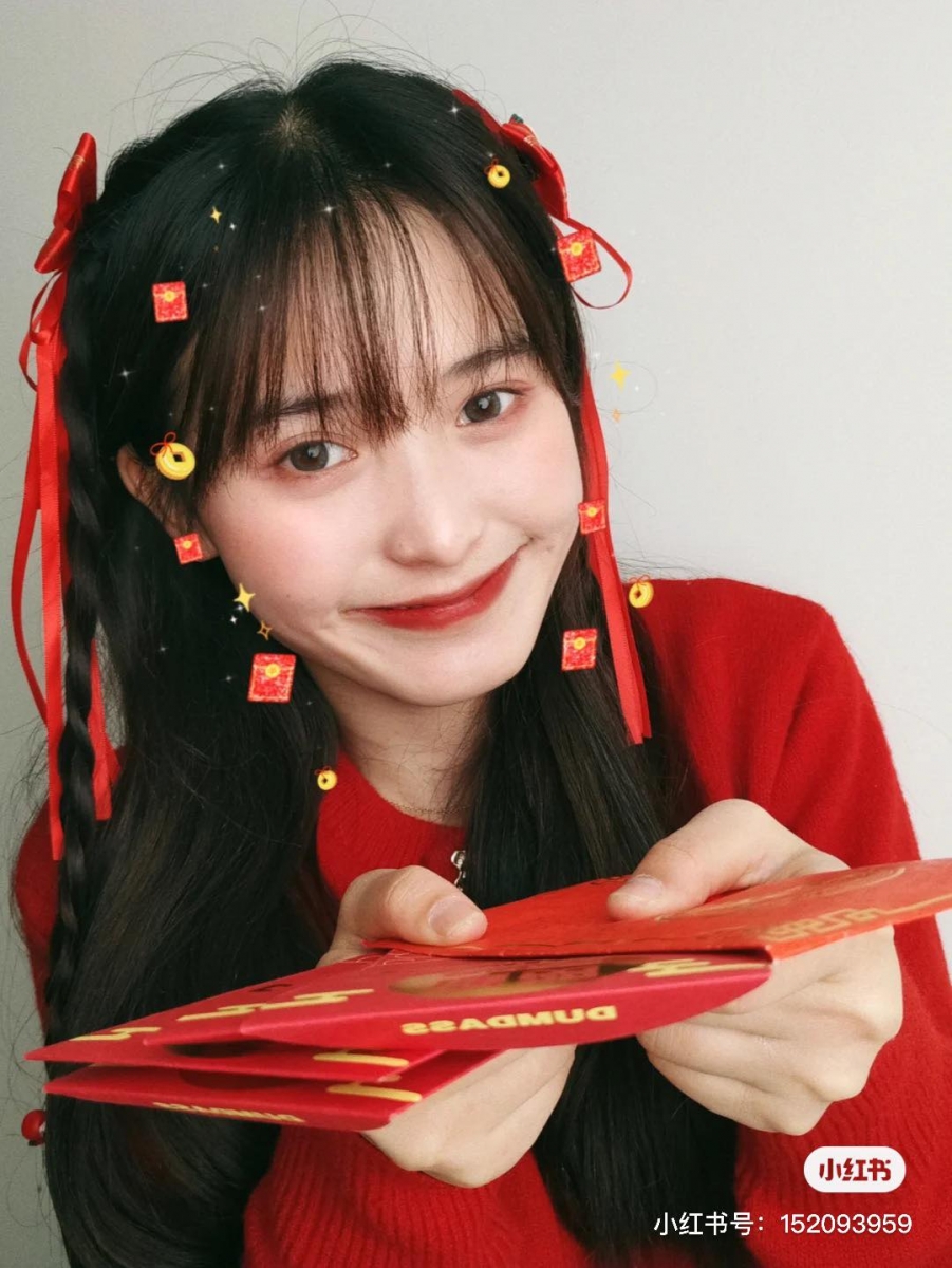 同样的白墙+贴纸、涂鸦笔后制,零成本GET年味满满喜庆美照~